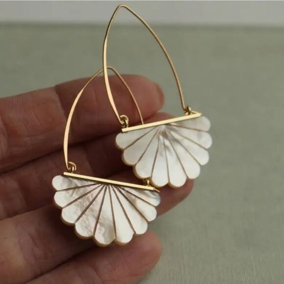 New ANTHRO Elegant Gold and Cream Shell Earrings - Picture 4 of 7